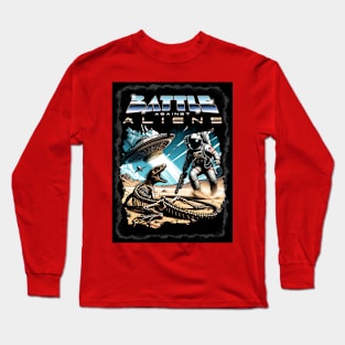Battle Against Aliens (astronaut fighting spaceship Long Sleeve T-Shirt